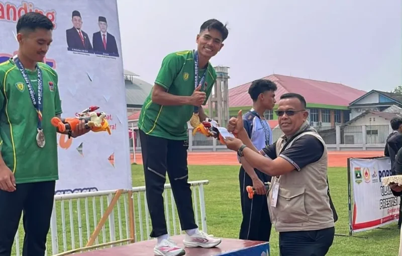 Muhammad Fakhri Ramadan meraih emas lompat tinggi pada Porprov Sumbar 2026. (Foto: Pemko Padang)