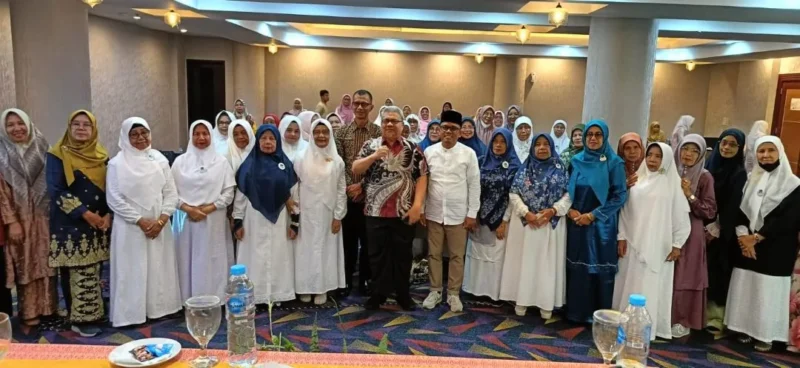 Ketua DPRD Sumbar Muhidi saat Bimtek Konvensi Hak Anak di Padang, Jumat (23/10/2026). (Foto: Ist)