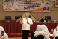 Ketua DPRD Sumbar Muhidi saat memberikan motivasi dalam kegiatan latihan menulis dan literasi bagi siswa SMA negeri dan swasta. (Foto: Ist)