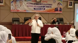 Ketua DPRD Sumbar Muhidi saat memberikan motivasi dalam kegiatan latihan menulis dan literasi bagi siswa SMA negeri dan swasta. (Foto: Ist)