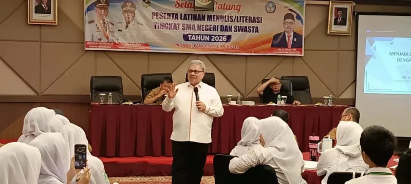 Ketua DPRD Sumbar Muhidi saat memberikan motivasi dalam kegiatan latihan menulis dan literasi bagi siswa SMA negeri dan swasta. (Foto: Ist)