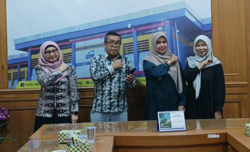 Ketua APTISI Sumbar, Dr. Ir. Hendri Nofrianto, M.T, IPM didampingi pengurus usai memberikan keterangan pers di Kampus ITP, Kamis (29/10/2026).