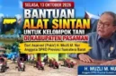 Anggota DPRD Sumbar Muzli M. Nur menyalurkan bantuan alsintan kepada petani di Kabupaten Pasaman. (Foto: Ist)