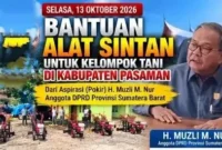 Anggota DPRD Sumbar Muzli M. Nur menyalurkan bantuan alsintan kepada petani di Kabupaten Pasaman. (Foto: Ist)