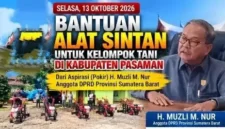 Anggota DPRD Sumbar Muzli M. Nur menyalurkan bantuan alsintan kepada petani di Kabupaten Pasaman. (Foto: Ist)