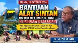 Anggota DPRD Sumbar Muzli M. Nur menyalurkan bantuan alsintan kepada petani di Kabupaten Pasaman. (Foto: Ist)