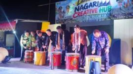 Wakil Gubernur Sumbar Vasko Ruseimy bersama Bupati Dharmasraya Annisa Suci Ramadhani meluncurkan Nagari Creative Hub (NCH) di Nagari Sungai Duo, Kecamatan Sitiung, Jumat malam (30/10/2026). (Foto: Adpsb)