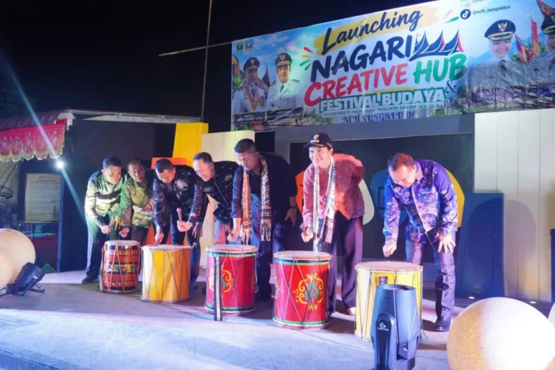 Wakil Gubernur Sumbar Vasko Ruseimy bersama Bupati Dharmasraya Annisa Suci Ramadhani meluncurkan Nagari Creative Hub (NCH) di Nagari Sungai Duo, Kecamatan Sitiung, Jumat malam (30/10/2026). (Foto: Adpsb)