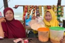 Kejuaraan panahan berkuda Porprov Sumbar di Pantai Pasir Jambak meningkatkan omzet pedagang kecil dan menggerakkan ekonomi warga pesisir. (Foto: Pemko Padang)