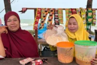 Kejuaraan panahan berkuda Porprov Sumbar di Pantai Pasir Jambak meningkatkan omzet pedagang kecil dan menggerakkan ekonomi warga pesisir. (Foto: Pemko Padang)