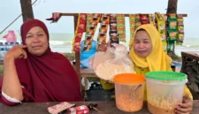 Kejuaraan panahan berkuda Porprov Sumbar di Pantai Pasir Jambak meningkatkan omzet pedagang kecil dan menggerakkan ekonomi warga pesisir. (Foto: Pemko Padang)