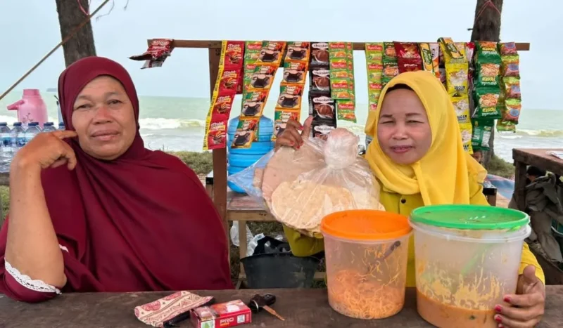 Kejuaraan panahan berkuda Porprov Sumbar di Pantai Pasir Jambak meningkatkan omzet pedagang kecil dan menggerakkan ekonomi warga pesisir. (Foto: Pemko Padang)