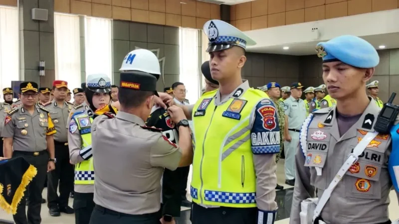 Wakapolda Sumbar Brigjen Pol. Solihin saat memimpin Apel Gelar Pasukan Operasi Patuh Singgalang 2026 di Ruang Jenderal Hoegeng, Lantai IV Mapolda Sumbar, Senin (26/10/2026). (Foto: Polda Sumbar)