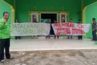 Belasan kader dan tim formatur saat melakukan aksi protes terhadap SK Yunesel Indra sebagai Ketua DPC PPP Pessel. (Foto: Dok. Niks)