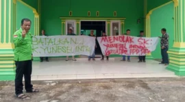 Belasan kader dan tim formatur saat melakukan aksi protes terhadap SK Yunesel Indra sebagai Ketua DPC PPP Pessel. (Foto: Dok. Niks)