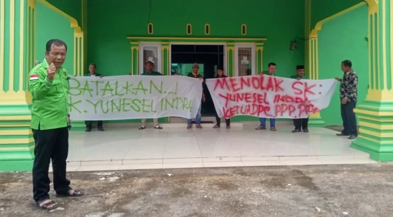 Belasan kader dan tim formatur saat melakukan aksi protes terhadap SK Yunesel Indra sebagai Ketua DPC PPP Pessel. (Foto: Dok. Niks)