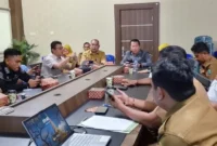 Ketua PWI Pessel, Robby Oktora Romanza (empat dari kiri) bersama Sekkab Pessel, Zainal Arifin dan OPD terkait saat Soft Launching PWI Health Fun Run 5K 2026 di ruang rapat Sekda. (Foto Dok. PWI Pessel)