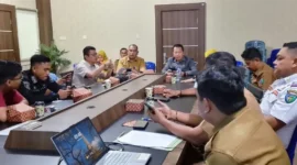 Ketua PWI Pessel, Robby Oktora Romanza (empat dari kiri) bersama Sekkab Pessel, Zainal Arifin dan OPD terkait saat Soft Launching PWI Health Fun Run 5K 2026 di ruang rapat Sekda. (Foto Dok. PWI Pessel)