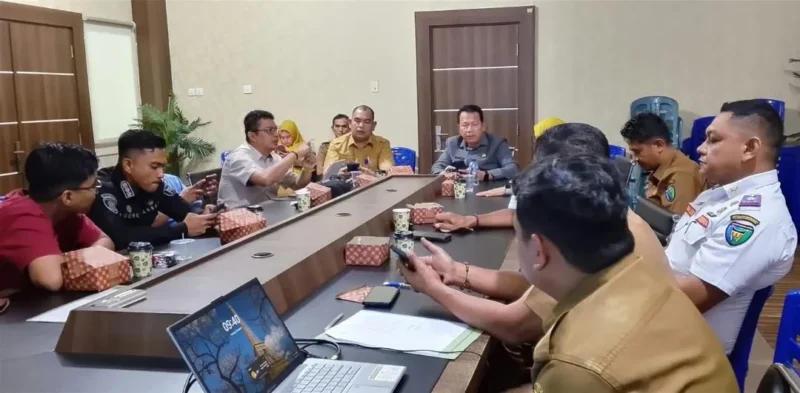 Ketua PWI Pessel, Robby Oktora Romanza (empat dari kiri) bersama Sekkab Pessel, Zainal Arifin dan OPD terkait saat Soft Launching PWI Health Fun Run 5K 2026 di ruang rapat Sekda. (Foto Dok. PWI Pessel)