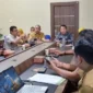 Ketua PWI Pessel, Robby Oktora Romanza (empat dari kiri) bersama Sekkab Pessel, Zainal Arifin dan OPD terkait saat Soft Launching PWI Health Fun Run 5K 2026 di ruang rapat Sekda. (Foto Dok. PWI Pessel)