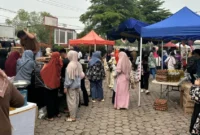 Pasar murah di Nanggalo disambut antusias warga karena menawarkan sembako dengan harga lebih terjangkau. (Foto: Pemko Padang)