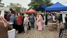 Pasar murah di Nanggalo disambut antusias warga karena menawarkan sembako dengan harga lebih terjangkau. (Foto: Pemko Padang)