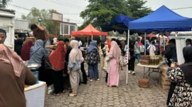 Pasar murah di Nanggalo disambut antusias warga karena menawarkan sembako dengan harga lebih terjangkau. (Foto: Pemko Padang)