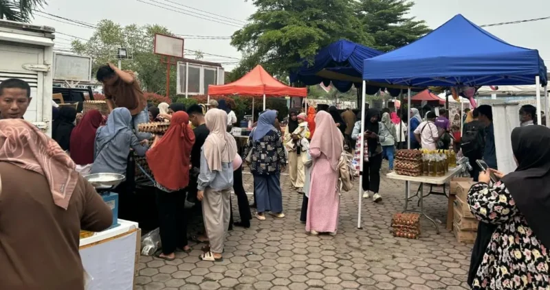 Pasar murah di Nanggalo disambut antusias warga karena menawarkan sembako dengan harga lebih terjangkau. (Foto: Pemko Padang)