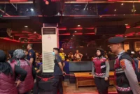 Personel Polda Sumbar saat patroli gabungan di tempat hiburan malam Kota Padang. (Foto: Polda Sumbar)