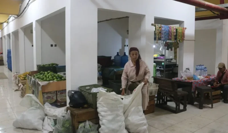 Pedagang mulai menjalani aktivitas perdagangan di basement Blok II dan Blok III Pasar Padang. (Foto: Pemko Padang)