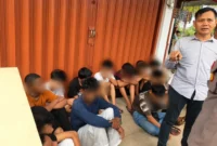 Satpol PP Padang mengamankan 12 pelajar yang diduga hendak tawuran di Tampat Durian, Jumat (16/10/2026). (Foto: Humas Satpol PP Padang) 