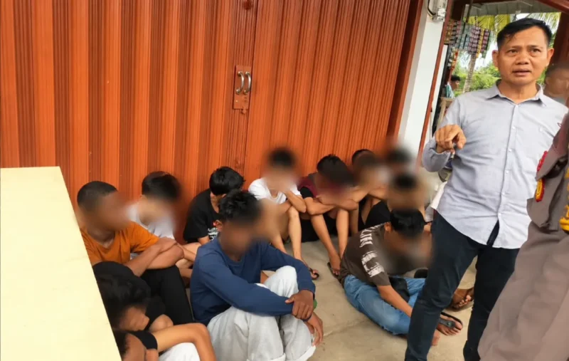 Satpol PP Padang mengamankan 12 pelajar yang diduga hendak tawuran di Tampat Durian, Jumat (16/10/2026). (Foto: Humas Satpol PP Padang) 