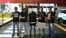 Tim 1 Klewang Satreskrim Polresta Padang mengamankan pelaku pencurian ponsel, Rabu (28/10/2026). (Foto: Dok. Polresta Padang)