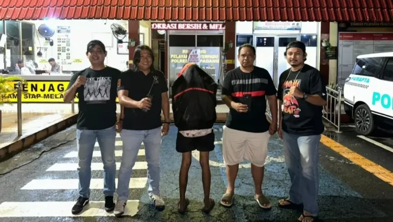 Tim 1 Klewang Satreskrim Polresta Padang mengamankan pelaku pencurian ponsel, Rabu (28/10/2026). (Foto: Dok. Polresta Padang)