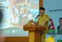Gubernur Sumbar Mahyeldi memberikan sambutan seminar dan pelantikan pengurus IAEI Sumbar di Aula Anggun Nan Tongga, Kantor Perwakilan Bank Indonesia Provinsi Sumbar, Selasa (27/10/2026). (Foto: Adpsb)