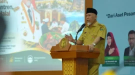 Gubernur Sumbar Mahyeldi memberikan sambutan seminar dan pelantikan pengurus IAEI Sumbar di Aula Anggun Nan Tongga, Kantor Perwakilan Bank Indonesia Provinsi Sumbar, Selasa (27/10/2026). (Foto: Adpsb)