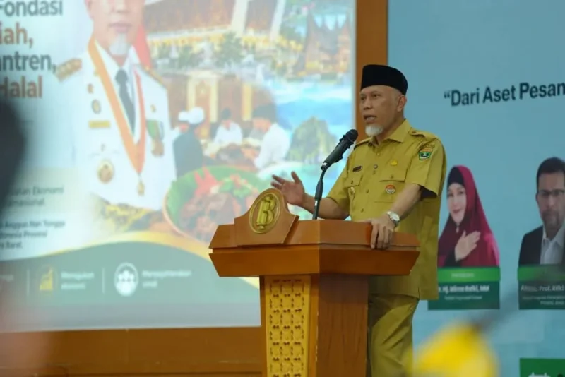 Gubernur Sumbar Mahyeldi memberikan sambutan seminar dan pelantikan pengurus IAEI Sumbar di Aula Anggun Nan Tongga, Kantor Perwakilan Bank Indonesia Provinsi Sumbar, Selasa (27/10/2026). (Foto: Adpsb)