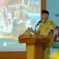 Gubernur Sumbar Mahyeldi memberikan sambutan seminar dan pelantikan pengurus IAEI Sumbar di Aula Anggun Nan Tongga, Kantor Perwakilan Bank Indonesia Provinsi Sumbar, Selasa (27/10/2026). (Foto: Adpsb)