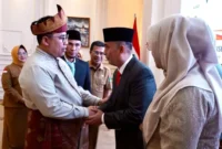 Wali Kota Padang Panjang Hendri Arnis memberikan ucapan selamat kepada Sekdako Doni Hendra usai dilantik, Senin (5/10/2026). (Foto: Diskominfo Padang Panjang) 