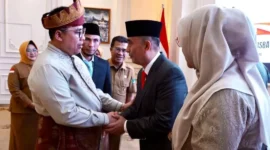 Wali Kota Padang Panjang Hendri Arnis memberikan ucapan selamat kepada Sekdako Doni Hendra usai dilantik, Senin (5/10/2026). (Foto: Diskominfo Padang Panjang) 