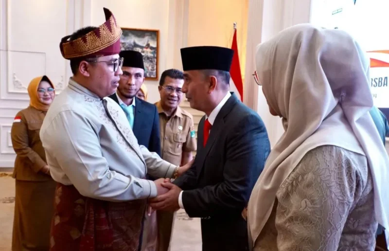 Wali Kota Padang Panjang Hendri Arnis memberikan ucapan selamat kepada Sekdako Doni Hendra usai dilantik, Senin (5/10/2026). (Foto: Diskominfo Padang Panjang) 
