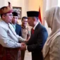 Wali Kota Padang Panjang Hendri Arnis memberikan ucapan selamat kepada Sekdako Doni Hendra usai dilantik, Senin (5/10/2026). (Foto: Diskominfo Padang Panjang) 
