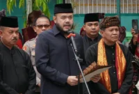 Wali Kota Padang Fadly Amran melantik sekaligus mengukuhkan Pengurus KAN Pauh IX Periode 2026–2031. (Foto: Pemko Padang)