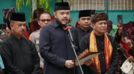 Wali Kota Padang Fadly Amran melantik sekaligus mengukuhkan Pengurus KAN Pauh IX Periode 2026–2031. (Foto: Pemko Padang)