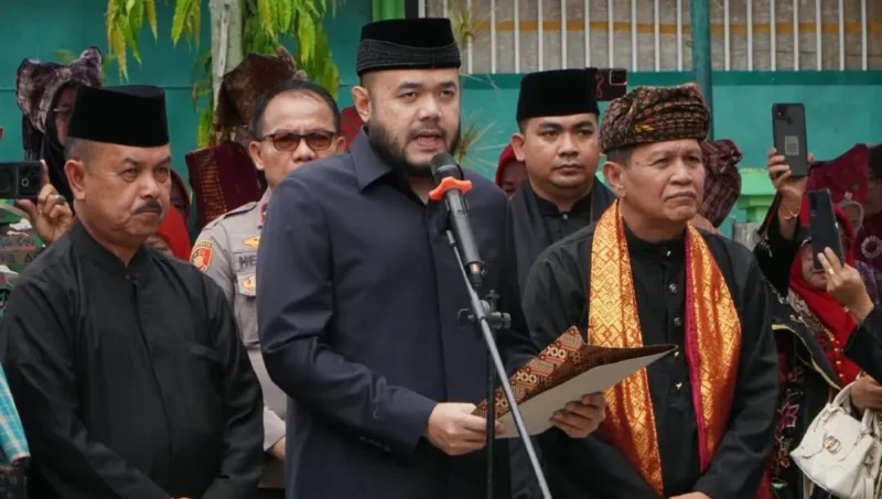 Wali Kota Padang Fadly Amran melantik sekaligus mengukuhkan Pengurus KAN Pauh IX Periode 2026–2031. (Foto: Pemko Padang)