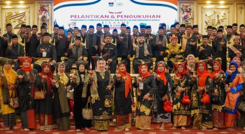Wali Kota Padang Fadly Amran menghadiri Pengukuhan dan Pelantikan Pengurus LKAAM Kota Padang Periode 2026–2031. (Foto: Pemko Padang)