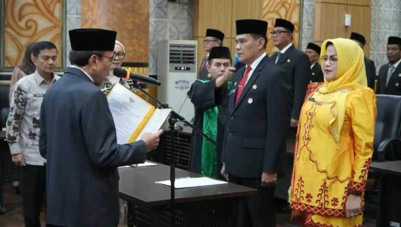 Wakil Wali Kota Padang Maigus Nasir melantik dan mengambil sumpah jabatan 27 pejabat di lingkungan Pemko Padang, Senin (12/10/2026). (Foto: Pemko Padang)
