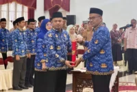 Sekdaporv Sumbar Arry Yuswandi melantik 33 pejabat Pemprov Sumbar. (Foto: Adpsb)