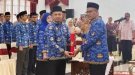 Sekdaporv Sumbar Arry Yuswandi melantik 33 pejabat Pemprov Sumbar. (Foto: Adpsb)