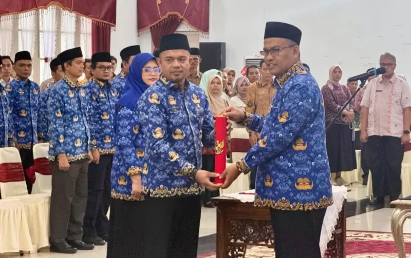 Sekdaporv Sumbar Arry Yuswandi melantik 33 pejabat Pemprov Sumbar. (Foto: Adpsb)